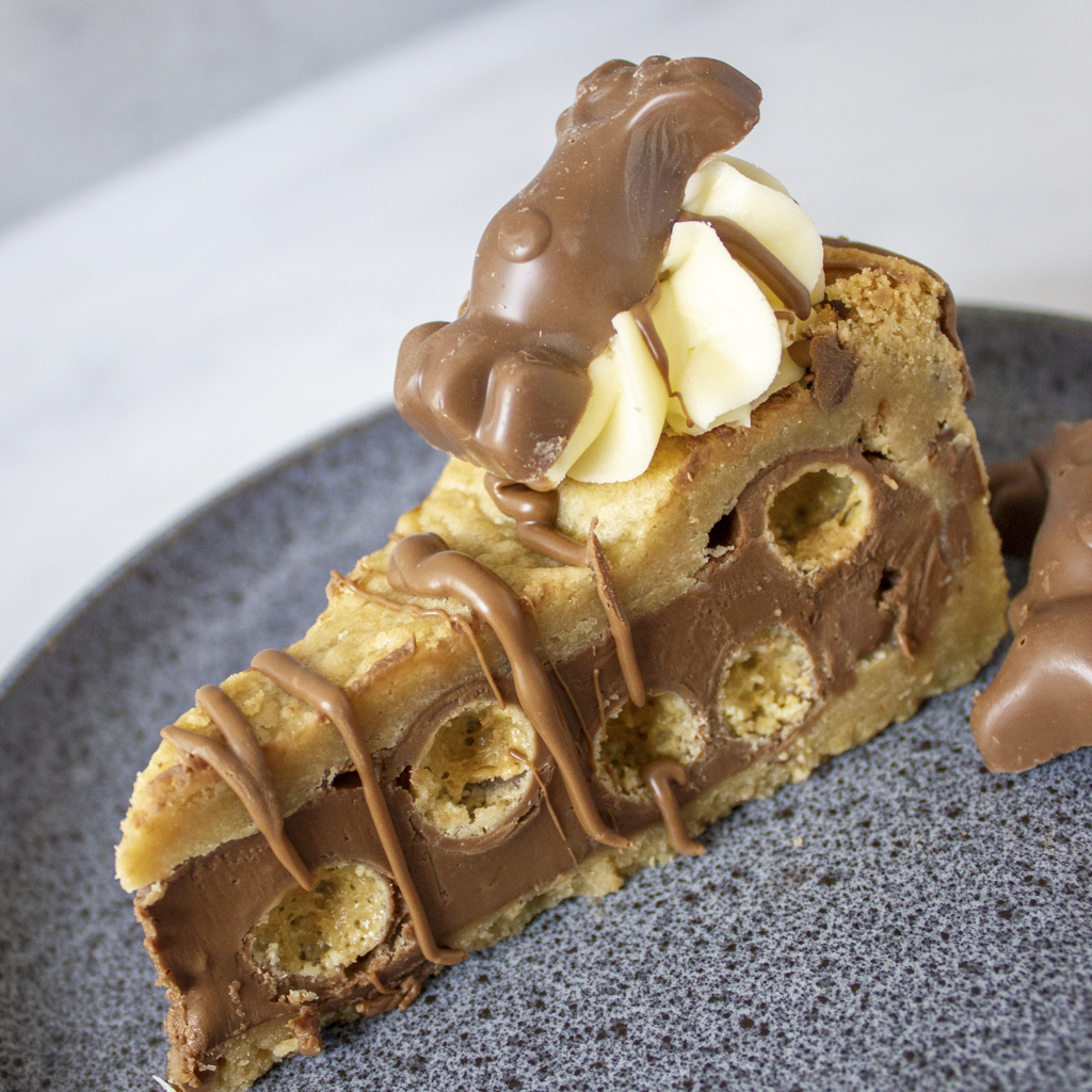 Malteser Reindeer Christmas Cookie Pie Slice